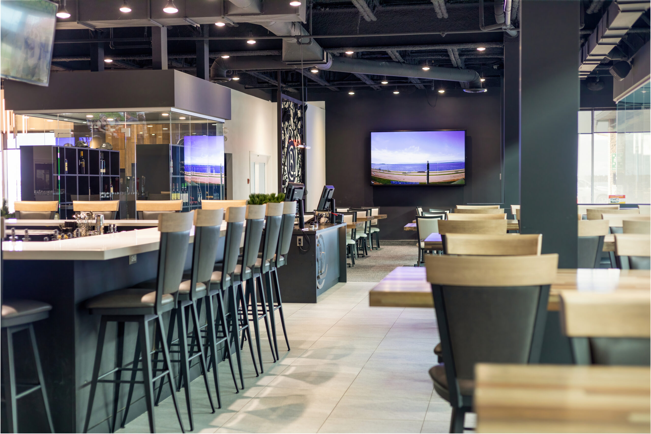 La salle à manger et le bar de La Brigade 225 à Rimouski